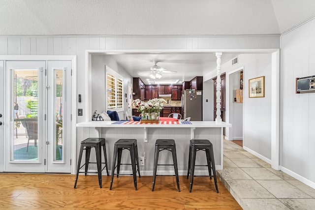 6658 N Thorne Ave, Fresno, CA 93711 - kitchen featuring freestanding refrigerator, a breakfast bar area, light countertops, a peninsula, and ceiling fan