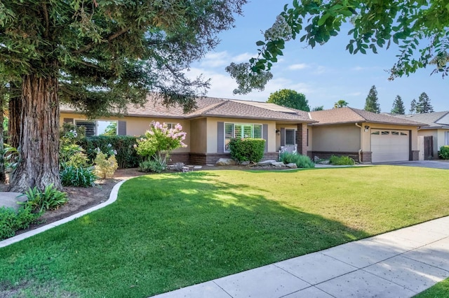 6658 N Thorne Ave, Fresno, CA 93711 - single story home featuring stucco siding, an attached garage, a front yard, and asphalt driveway