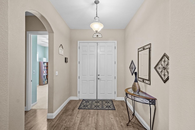 2403 W Robin Ave, Visalia, CA 93291 - entryway featuring wood finished floors and arched walkways