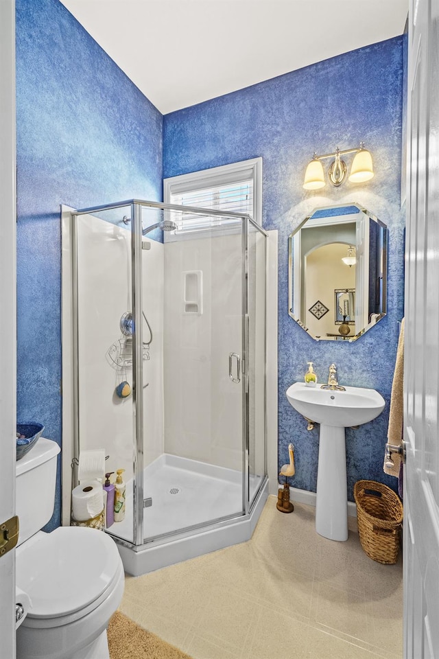 2403 W Robin Ave, Visalia, CA 93291 - full bathroom featuring a shower stall and toilet