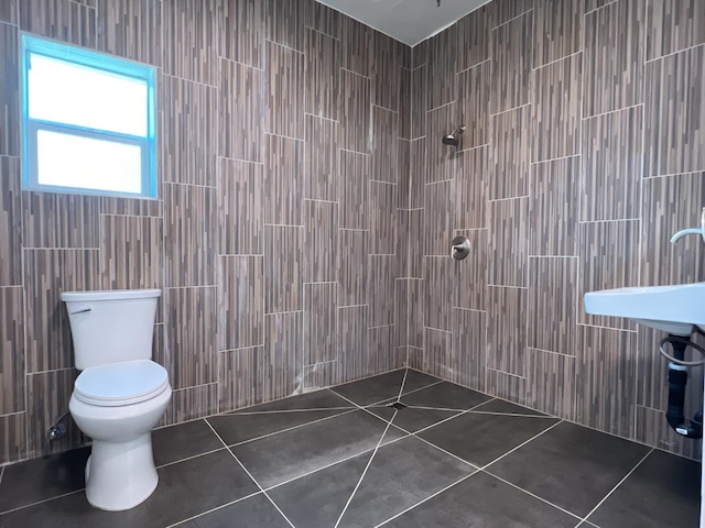 7013 N Maroa Ave, Pinedale, CA 93650 - full bath with tile patterned flooring, a tile shower, and tile walls