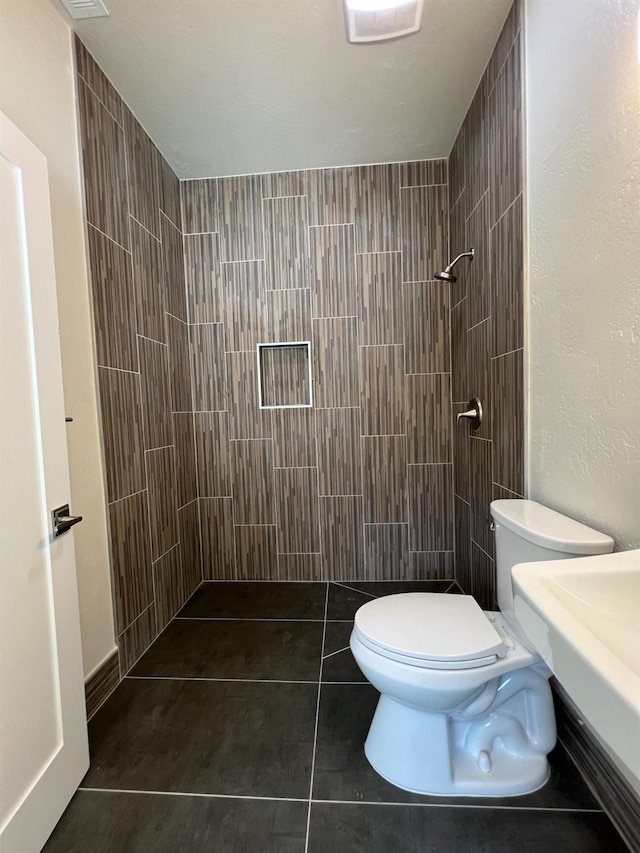 7013 N Maroa Ave, Pinedale, CA 93650 - full bath featuring tiled shower and tile patterned flooring