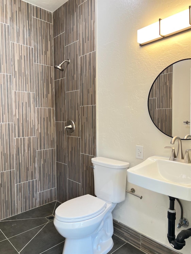 7013 N Maroa Ave, Pinedale, CA 93650 - bathroom featuring tiled shower and tile patterned floors
