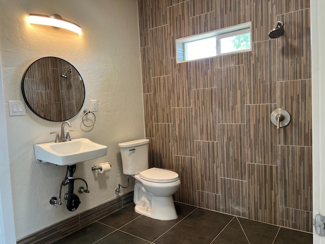 7013 N Maroa Ave, Pinedale, CA 93650 - bathroom featuring a tile shower and tile patterned flooring