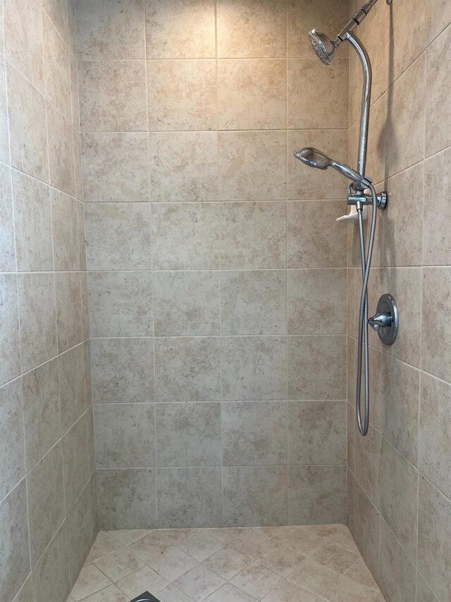 7013 N Maroa Ave, Pinedale, CA 93650 - bathroom with tiled shower