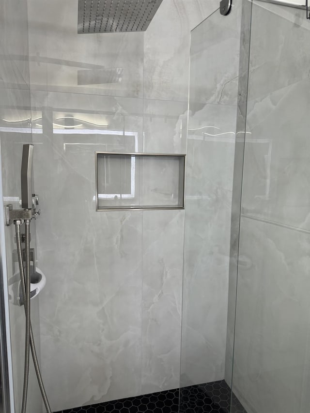 1723 Locust Ave, Clovis, CA 93611 - full bathroom featuring a tile shower