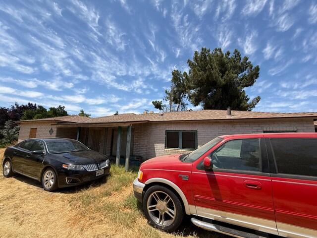 5561 E Indianapolis Ave, Fresno, CA 93727 - single story home with brick siding