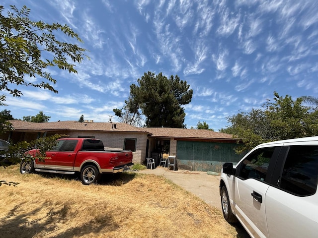 5561 E Indianapolis Ave, Fresno, CA 93727 - single story home featuring brick siding