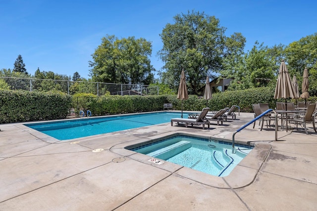 5630 N El Adobe Dr, Fresno, CA 93711 - community pool with a hot tub and a patio