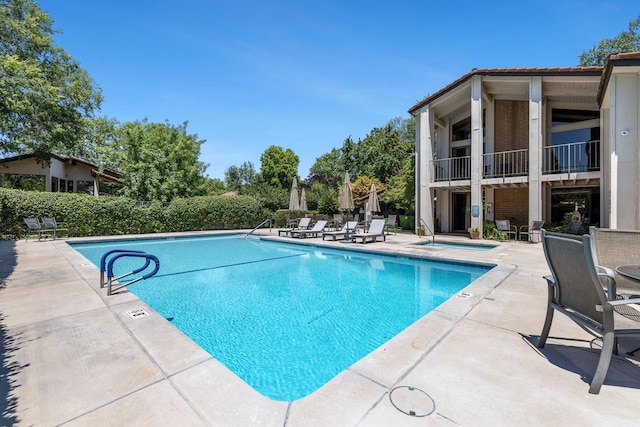 5630 N El Adobe Dr, Fresno, CA 93711 - community pool featuring a community hot tub and a patio area