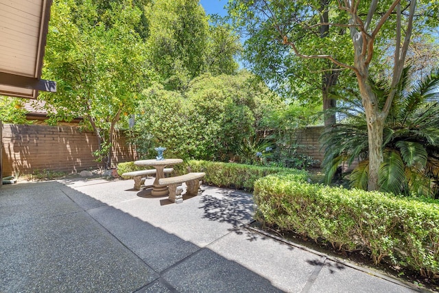 5630 N El Adobe Dr, Fresno, CA 93711 - fenced backyard with a patio