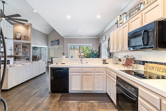8194 N 5th St, Fresno, CA 93720 - kitchen with black appliances, a peninsula, open floor plan, crown molding, and a ceiling fan