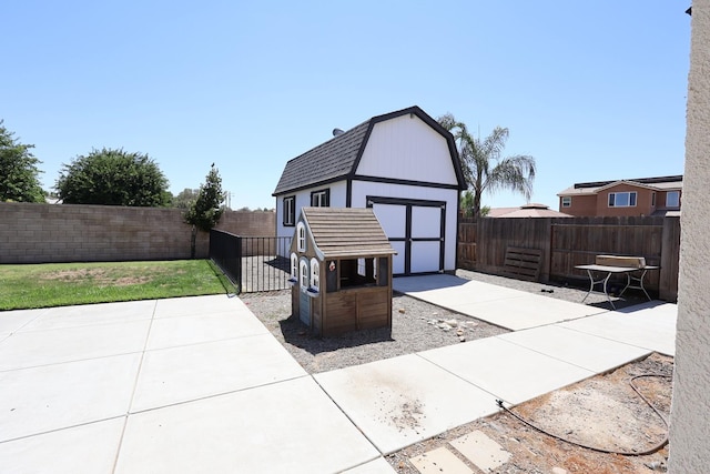 879 Hermosa Ave, Clovis, CA 93619 - fenced backyard featuring an outbuilding and a patio