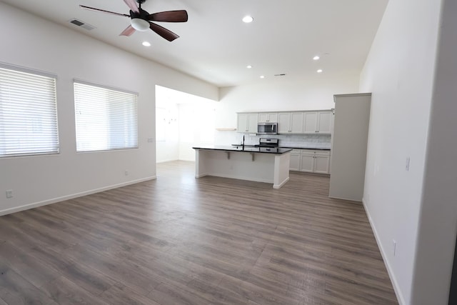 879 Hermosa Ave, Clovis, CA 93619 - kitchen with appliances with stainless steel finishes, open floor plan, a ceiling fan, recessed lighting, and dark wood-style floors