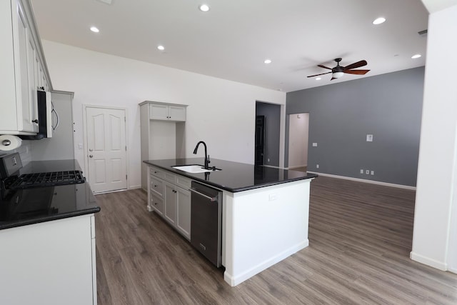 879 Hermosa Ave, Clovis, CA 93619 - kitchen with dark countertops, stainless steel appliances, ceiling fan, wood finished floors, and recessed lighting