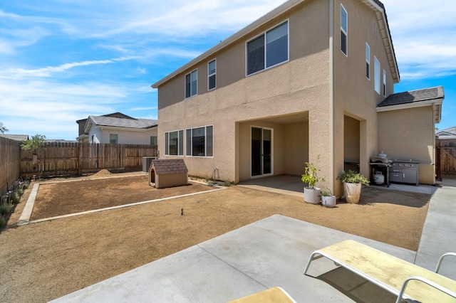 4086 Dennis Ave, Clovis, CA 93619 - back of property featuring stucco siding, a patio area, and a fenced backyard