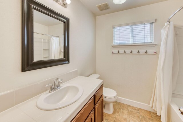 564 S Duke Ave, Fresno, CA 93727 - full bath featuring vanity and shower / bath combination with curtain