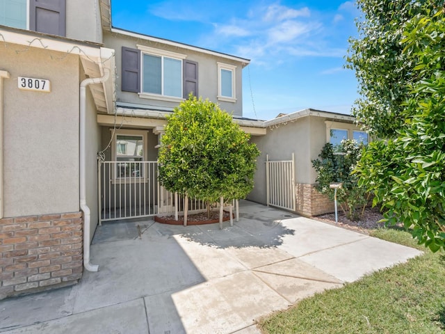 3807 N Pearwood Ave, Fresno, CA 93727 - view of patio / terrace with a gate