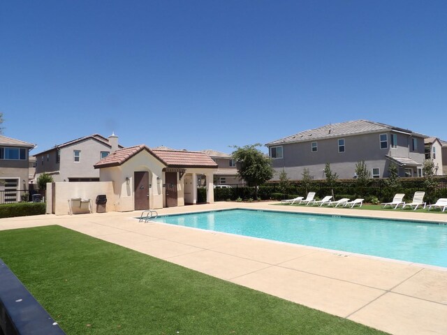 3725 Graystoke Way, Clovis, CA 93619 - community pool with a patio and a residential view