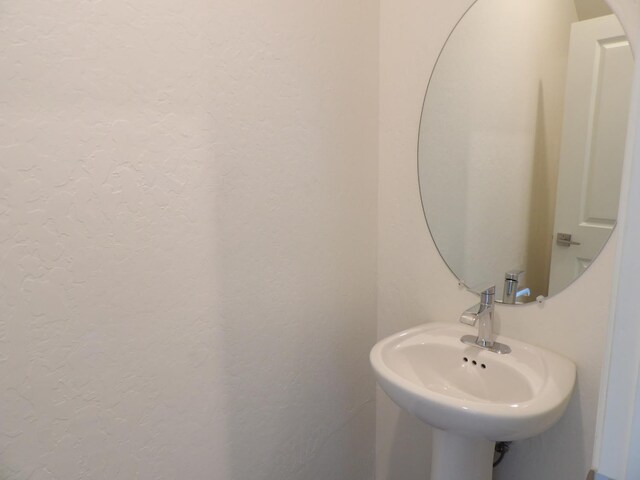 3725 Graystoke Way, Clovis, CA 93619 - bathroom with a textured wall and a sink