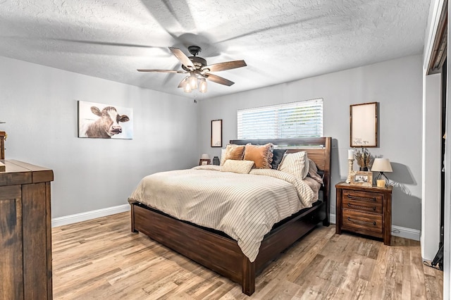 3377 N Bethel Ave, Sanger, CA 93657 - bedroom featuring light wood-style floors, a ceiling fan, and a textured ceiling