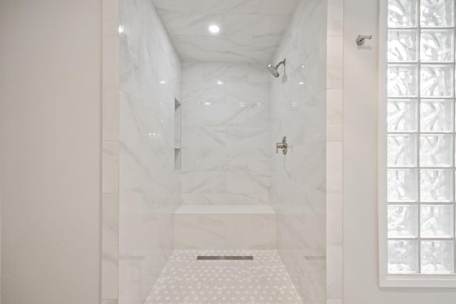 2734 W Bluff Ave, Fresno, CA 93711 - bathroom with tiled shower