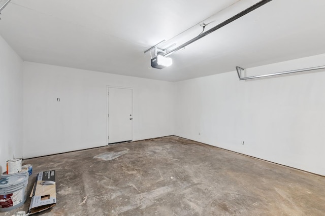 4545 E Grant Ave, Fresno, CA 93702 - garage with a garage door opener