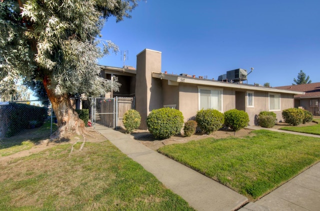591 W Ashlan Ave, Clovis, CA 93612 - view of front of property featuring stucco siding and a gate