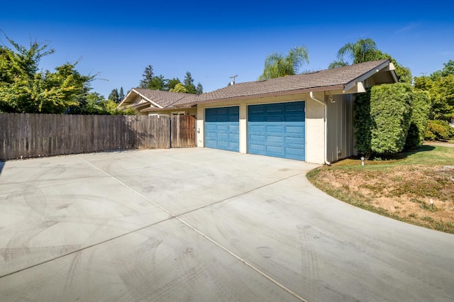 2805 W Spruce Ave, Fresno, CA 93711 - garage with driveway