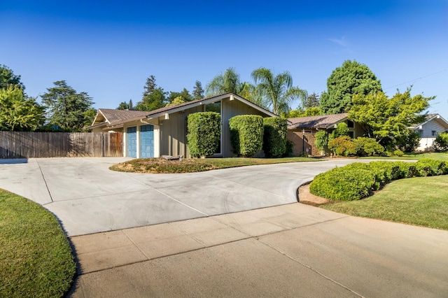 2805 W Spruce Ave, Fresno, CA 93711 - mid-century home with curved driveway and a garage