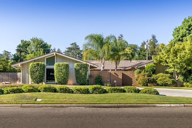 2805 W Spruce Ave, Fresno, CA 93711 - mid-century modern home with concrete driveway