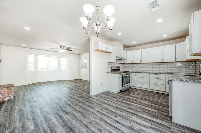 19930 Olympia Rd, Madera, CA 93638 - kitchen with stainless steel gas range, under cabinet range hood, open floor plan, a ceiling fan, and dark wood finished floors
