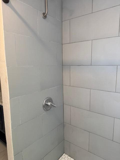3922 E Lyell Ave, Fresno, CA 93702 - full bath with tiled shower