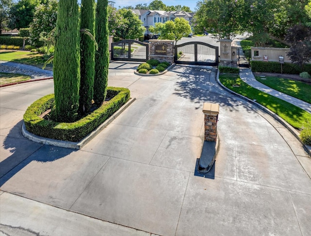 1935 N Glen Alva Ln, Clovis, CA 93619 - view of front of property with a gate and curved driveway