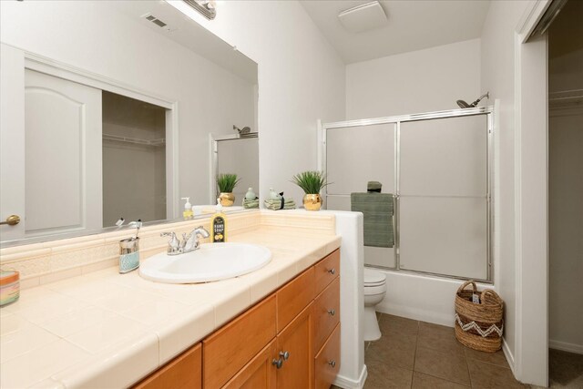1935 N Glen Alva Ln, Clovis, CA 93619 - full bath featuring vanity, tile patterned floors, enclosed tub / shower combo, and a spacious closet