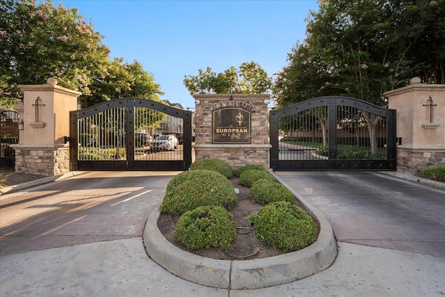 1935 N Glen Alva Ln, Clovis, CA 93619 - view of gate