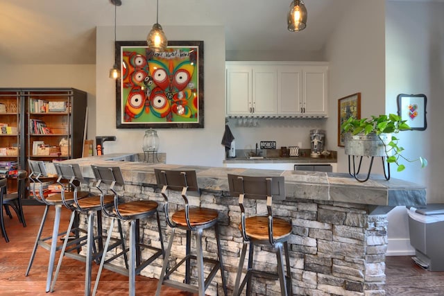 43295 Running Deer Dr, Coarsegold, CA 93614 - indoor wet bar featuring wood finished floors and pendant lighting