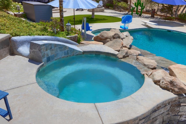 43295 Running Deer Dr, Coarsegold, CA 93614 - swimming pool featuring an in-ground hot tub