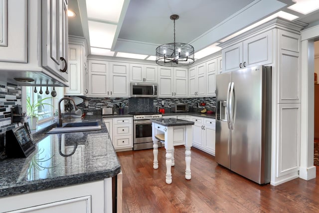 43295 Running Deer Dr, Coarsegold, CA 93614 - kitchen with stainless steel appliances, a chandelier, dark wood finished floors, and backsplash