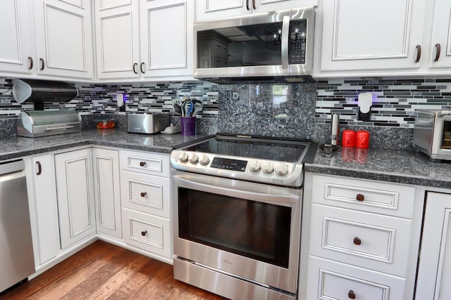 43295 Running Deer Dr, Coarsegold, CA 93614 - kitchen featuring stainless steel appliances, white cabinets, dark wood finished floors, and backsplash