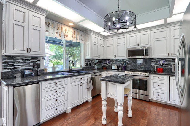 43295 Running Deer Dr, Coarsegold, CA 93614 - kitchen with stainless steel appliances, a chandelier, backsplash, dark wood-style flooring, and hanging light fixtures