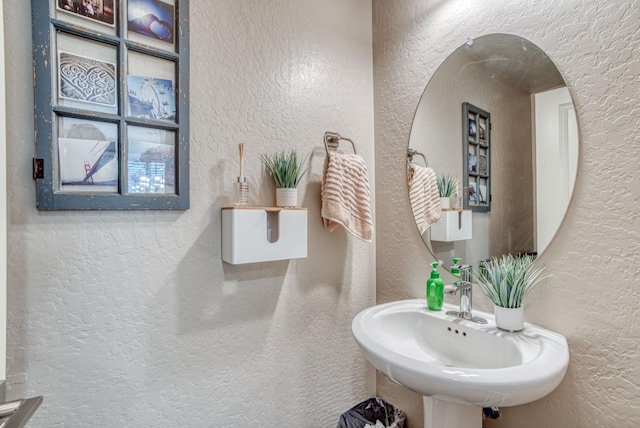 212 Arbor Dr S, Madera, CA 93636 - bathroom featuring a textured wall and a sink