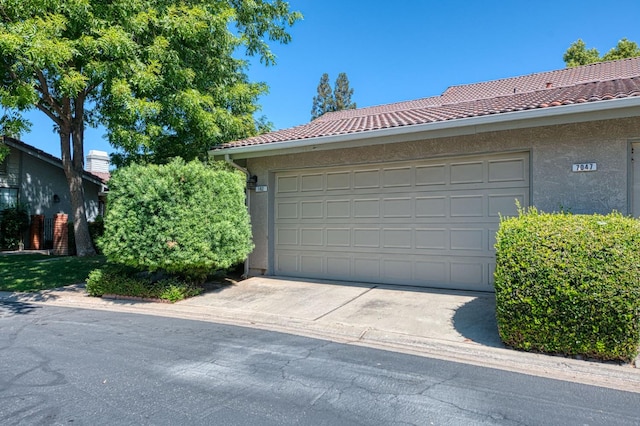 7047 N Teilman Ave Unit 102, Fresno, CA 93711 - garage with driveway