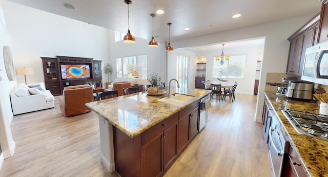 4367 Salem Ln, Clovis, CA 93619 - kitchen featuring stainless steel appliances, light wood-style floors, plenty of natural light, and recessed lighting