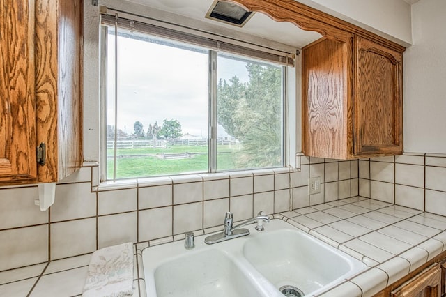 11016 E S Ave, Selma, CA 93662 - bathroom with decorative backsplash and a bathtub