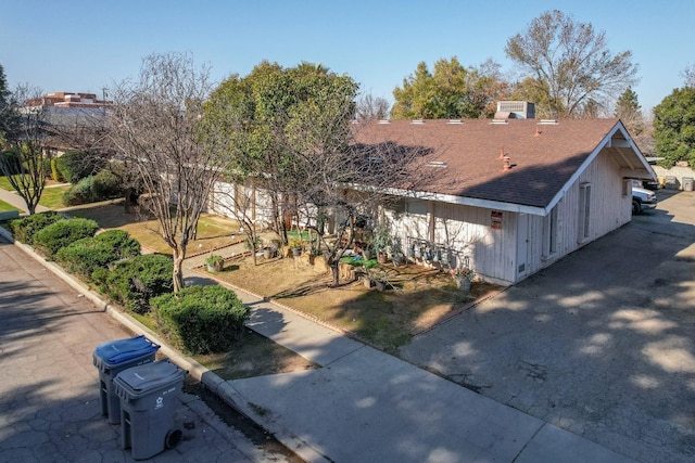 464 E Calimyrna Ave, Fresno, CA 93710 - view of front of home with a shingled roof