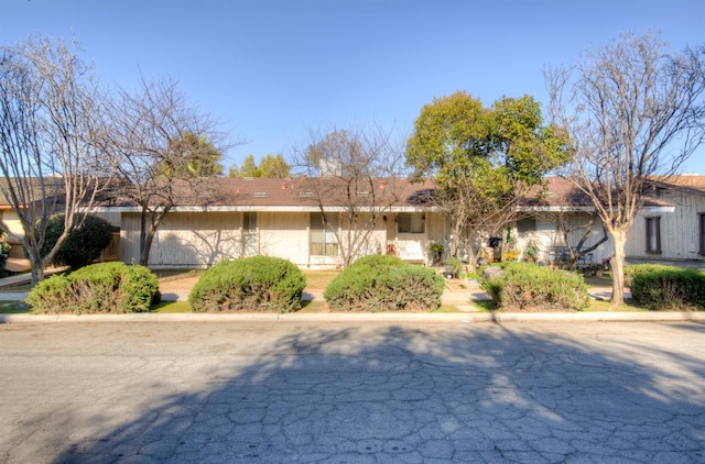 464 E Calimyrna Ave, Fresno, CA 93710 - view of ranch-style house