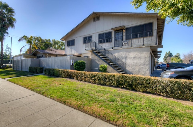 605 W Ashlan Ave, Clovis, CA 93612 - view of front facade featuring stairs