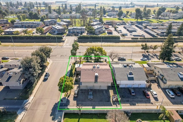 605 W Ashlan Ave, Clovis, CA 93612 - aerial view of property and surrounding area featuring property parcel outlined