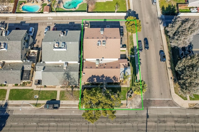 605 W Ashlan Ave, Clovis, CA 93612 - aerial view of property's location featuring property boundaries highlighted and a pool area
